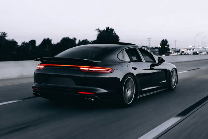 Ambiente automotivo com foco em tecnologia